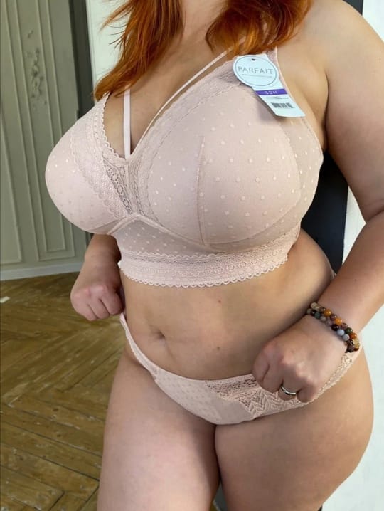 Mia Hipster (Cameo Rose, L)